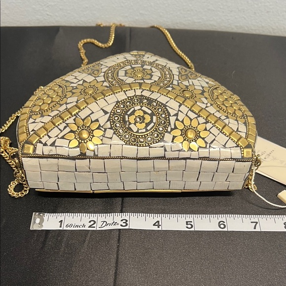 Antik Kraft | Metal Heart Gold & Cream Mosaic Purse w/ Crossbody - Picture 10 of 13